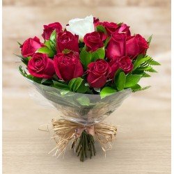 Buquê "Só você" com 20 rosas vermelhas e 1 Branca Buquê "Só você" com 20 rosas vermelhas e 1 Branca